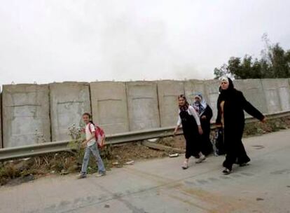 Varias iraquíes pasan junto a un muro de hormigón en una calle del barrio de Adhamiya, en Bagdad.