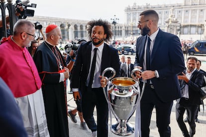 Marcelo y Karim Benzema, capitanes del Real Madrid, son recibidos por el arzobispo de Madrid, Carlos Osoro (segundo izquierda), a las puertas de la Catedral de la Almudena. 