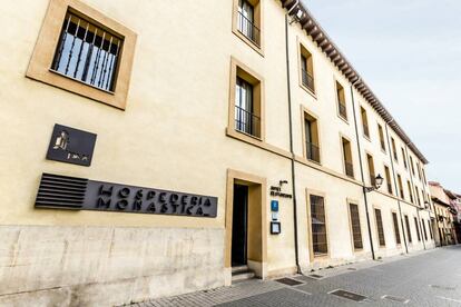 Fachada de la Hospedería Monástica Pax, en el centro de León.