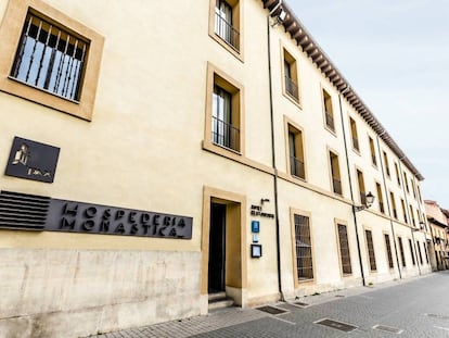 Fachada de la Hospedería Monástica Pax, en el centro de León.