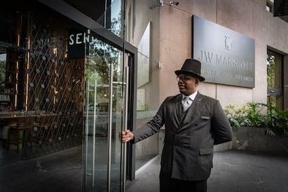 Ronald Minaya en su puesto como portero en el hotel JW Marriott de Ciudad de México. 