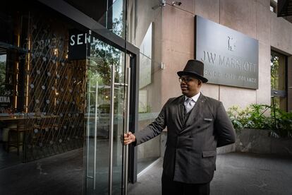 Ronald Minaya en su puesto como portero en el hotel JW Marriott de Ciudad de México.