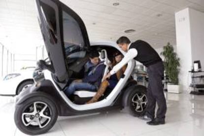 Un cliente prueba en un concesionario de Valladolid el primer vehículo eléctrico de Renault, el Twizy. EFE/Archivo