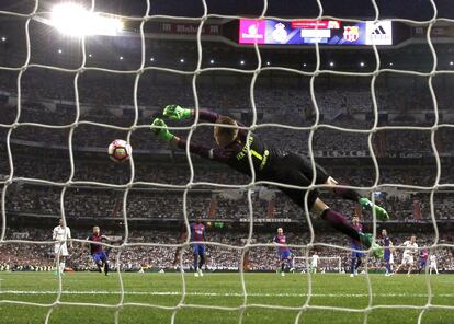 El portero alemán del Barcelona, ter Stegen, intenta detener un lanzamiento de un jugador del Real Madrid.