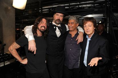 Krist Novoselic, Paul McCartney, Dave Grohl y Pat Smear reciben el premio a mejor canción rock por 'Cut Me Some Slack'.