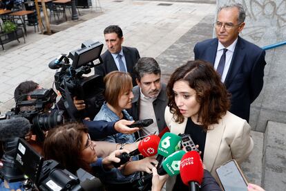 La presidenta de la Comunidad de Madrid, Isabel Díaz Ayuso, junto al vicepresidente regional, Enrique Ossorio, visita el Instituto de Educación Secundaria San Mateo con motivo de la celebración del X aniversario de la primera promoción del Bachillerato de Excelencia. Detrás de ella, el vicepresidente.