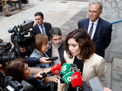 La presidenta de la Comunidad de Madrid, Isabel Díaz Ayuso, junto al vicepresidente regional, Enrique Ossorio, visita el Instituto de Educación Secundaria San Mateo con motivo de la celebración del X aniversario de la primera promoción del Bachillerato de Excelencia. Detrás de ella, el vicepresidente.