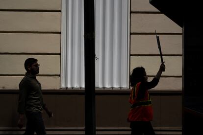 Una mujer voluntaria dirige la evacuación de sus compañeros en un edificio del distrito financiero de la capital mexicana. 