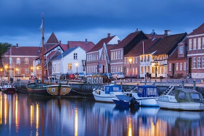 Ribe (8.187 habitantes), en el sur de Jutlandia, es uno de los pueblos medievales más originales de Dinamarca y, además, el más antiguo. Su impresionante casco antiguo, uno de los mejor conservados del país, dibuja un entramado de calles empedradas en torno a la catedral, con casas que datan de los siglos XIII y XVI.