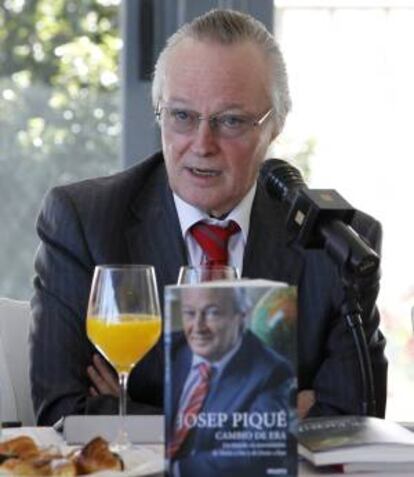 El presidente del Círculo de Economía, Josep Piqué, durante la presentación hoy en el Club Financiero de Madrid de su nuevo libro "Cambio de era. Un mundo en movimiento: de norte a sur y de oeste a este".