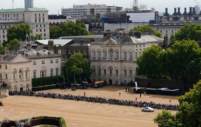 Una multitud se reúne en Horse Guards Parade antes de la procesión ceremonial, este miércoles.