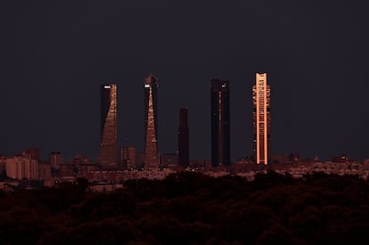 Imagen de las torres de Madrid durante el atardecer hoy Domingo en la capital madrileña. 
