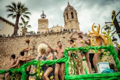 Una de las carrozas del quinto desfile del Orgullo Gay de Sitges (Barcelona).