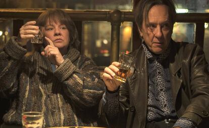 Melissa McCarthy y Richard E. Grant, en una escena de '¿Podrás perdonarme algún día?', de Marielle Heller.