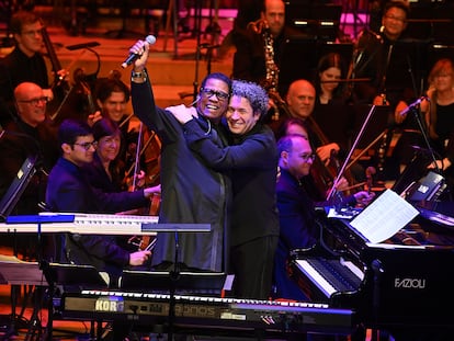 Gustavo Dudamel (a la derecha), Herbie Hancock y la Filarmónica de Los Ángeles durante una actuación el pasado noviembre en el Barbican de Londres. (Cortesía de LA Phil)