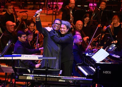 Gustavo Dudamel (a la derecha), Herbie Hancock y la Filarmónica de Los Ángeles durante una actuación el pasado noviembre en el Barbican de Londres. (Cortesía de LA Phil)