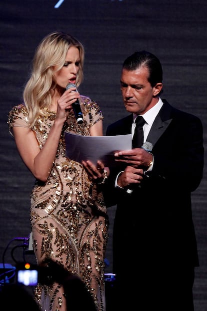 Antonio Banderas junto con Karolina Kurkova en uno de los actos de la gala.