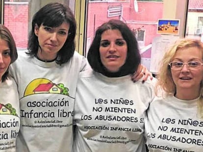 Madres de Infancia Libre, tras ser invitadas por Podemos al Senado en 2017. 