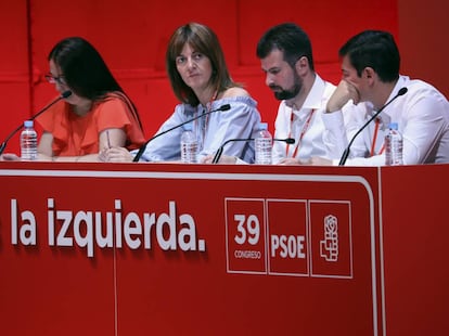 El presidente de la Mesa del 39 Congreso del PSOE, el secretario general de los socialistas de Castilla y León, Luis Tudanca, acompañado de los miembros de la mesa, Carmen Montón, Idoia Mendia y Rafa García, durante su intrevención ante el plenario del congreso.