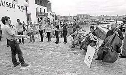 La orquesta de cámara Et Incarnatus salió ayer a la calle para celebrar su quinto aniversario.