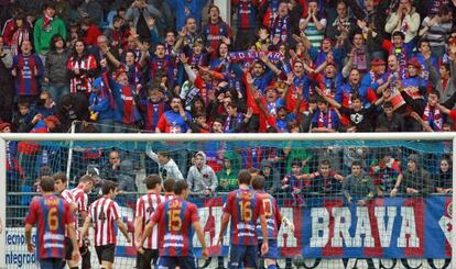 Los aficionados del Eibar animan a su equipo durante el partido contra el Athletic