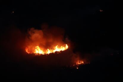 Vista del incendio cercano al Monasterio de Leyre, en la noche de el miércoles. El incendio se encuentra prácticamente controlado por los retenes de bomberos aunque las elevadas temperaturas, la sequedad del suelo y el viento están complicando las tareas de extinción de los tres incendios que se mantienen desde el martes activos en Navarra.