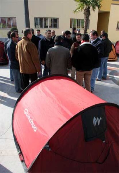 Trabajadores de las canteras se manifiestan junto al Ayuntamiento de Alhaurín de la Torre.