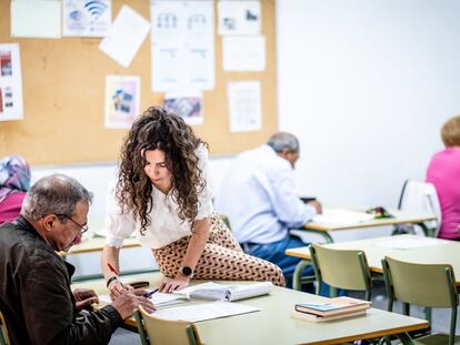 Una clase de educación para adultos en Madrid en una imagen de archivo.