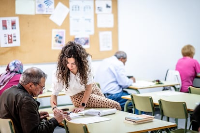 Una clase en el Centro de Educación de Personas Adultas Entrevías, en Madrid. 
