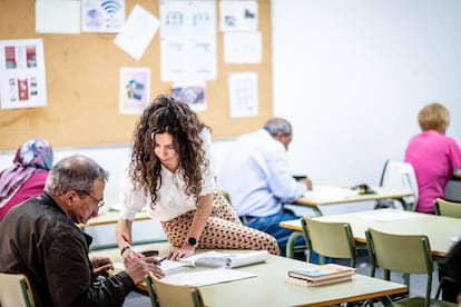 Una clase de educación para adultos en Madrid en una imagen de archivo.