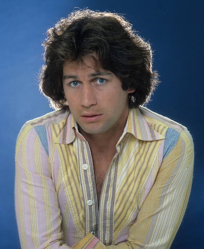 Joey Travolta en 1978, casi un calco de su famoso hermano y que también probó suerte en la música y en el cine.