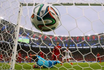 O segundo gol do Chile, de Charles Aranguiz.