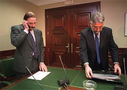 Martínez Pujalte (izquierda) y Sánchez Llibre, en febrero de 2001 en el Congreso.