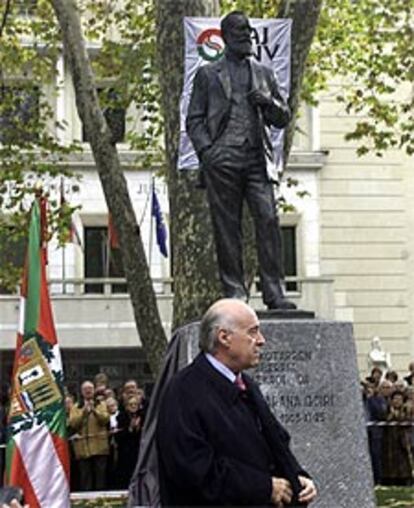 Arzalluz, ante la estatua de Sabino Arana inaugurada ayer en Bilbao.