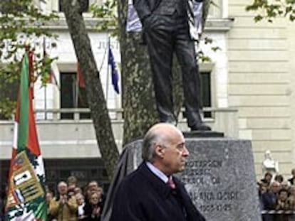 Arzalluz, ante la estatua de Sabino Arana inaugurada ayer en Bilbao.