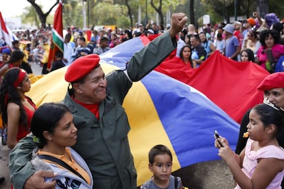 Un hombre disfrazado de Hugo Chávez durante las fiestas de carnaval que se han celebrado la víspera del primer aniversario de la muerte del comandante.