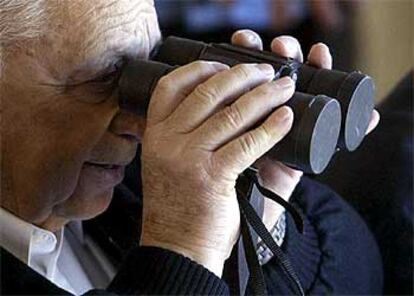 Sharon observa un entrenamiento militar cerca de Tel Aviv con unos prismáticos a los que no ha quitado las tapas.