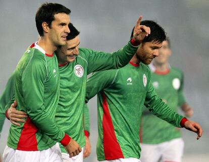 Aduriz, Xabi Prieto y Xabi Alonso celebran un gol ante Bolivia