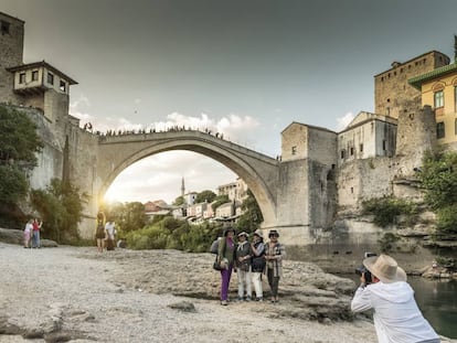 Turistas ante el puente de Mostar, en Bosnia Herzegovina.