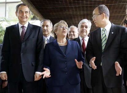 José Luis Rodríguez Zapatero, izquierda; Michelle Bachelet, presidenta de Chile, y el secretario general de la ONU, Ban Ki-moon, en Santiago.