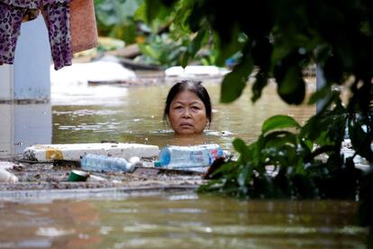 Una mujer camina por una calle sumergida en la antigua ciudad de Hoi An, patrimonio de la UNESCO, después de que el tifón Damrey llegara a Vietnam.