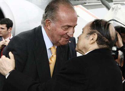 Juan Carlos recibe el saludo del presidente de Argelia, Abdelaziz Buteflika, a su llegada al aeropuerto de Argel, donde los Reyes realizan una visita de Estado a la República Argelina Democrática y Popular que concluirá el próximo jueves en Orán. Buteflika ha saludado a Don Juan Carlos cariñosamente con tres besos. Al aeropuerto Houari Boumediene de la capital argelina, Buteflika ha acudido acompañado su gobierno en pleno y por el cuerpo diplomático acreditado en Argel.