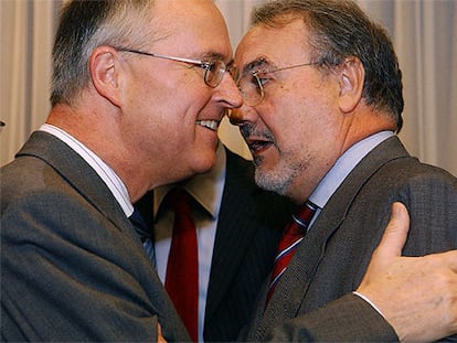 El ministro de Finanzas alemán, Hans Eichel, saluda a Pedro Solbes al inicio de la reunión del Eurogrupo.