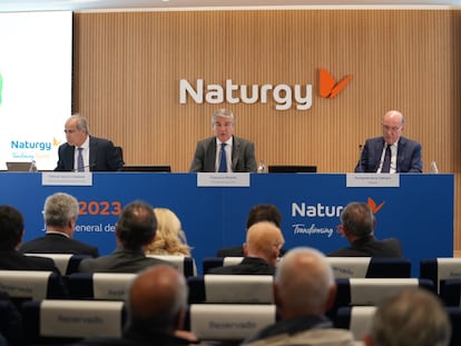 El presidente de Naturgy, Francisco Reynes (centro), hoy en la junta general.