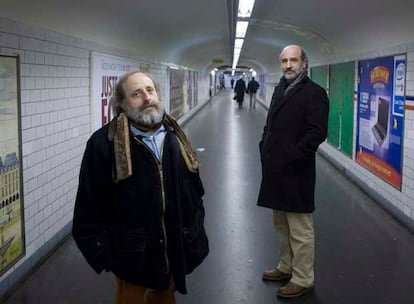 De izquierda a derecha, el poeta Francisco José Irazoki y el escritor Fernando Aramburu, en uno de los túneles del metro de París.