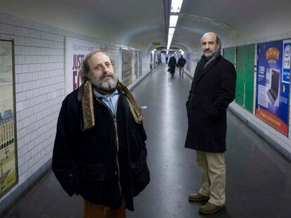 De izquierda a derecha, el poeta Francisco José Irazoki y el escritor Fernando Aramburu, en uno de los túneles del metro de París.