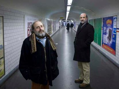 De izquierda a derecha, el poeta Francisco José Irazoki y el escritor Fernando Aramburu, en uno de los túneles del metro de París.