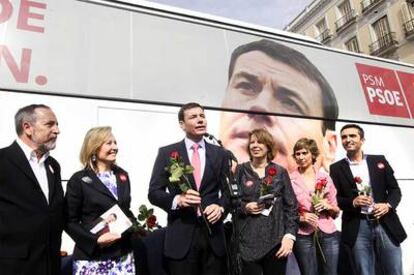 Tomás Gómez presenta y reparte su programa electoral y rosas al público en la Puerta del Sol.