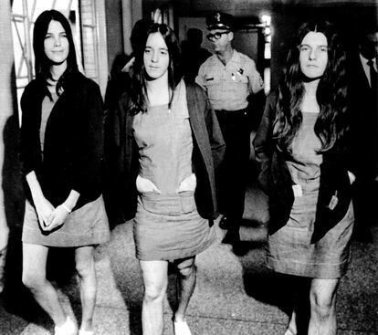 Las ‘chicas’ de Cline están inspiradas en ellas: Leslie Van Houton, Susan Atkins y Patricia Krenwinkel, parte de la ‘Manson Family’, durante el juicio por los asesinatos en 1970.