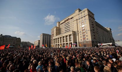 Concentración en la plaza Manézhnaya, en Moscú, este jueves en recuerdo de las víctimas del atentado del pasado lunes en el metro de San Petersburgo.